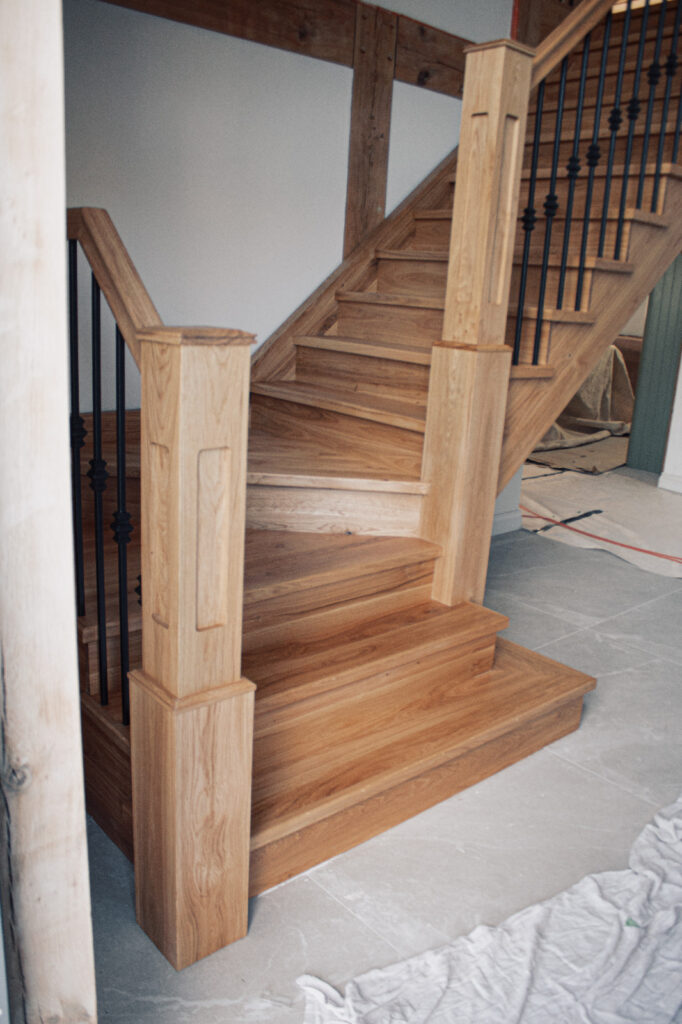 Edwardian staircase balustrade with slim turned spindles and curved handrail.