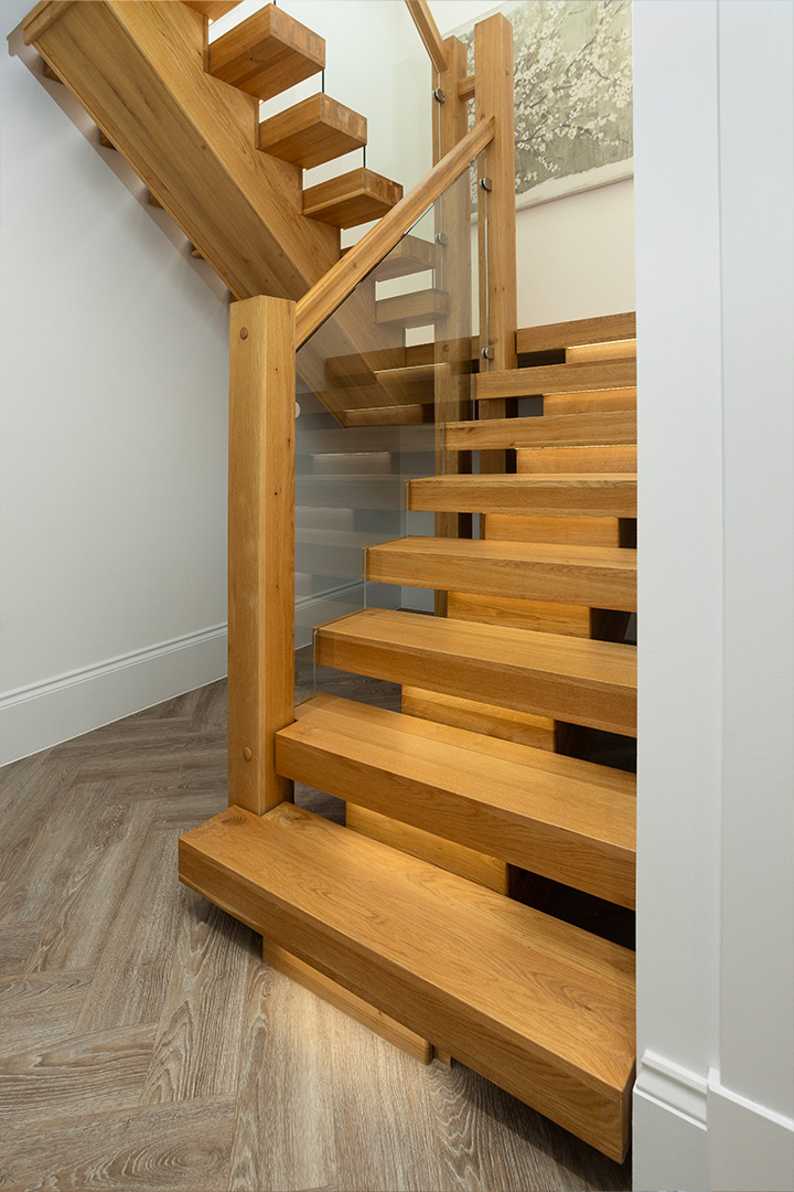 Oak Central String Staircases: The Apex of Modern Design